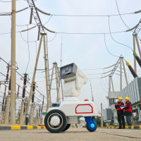  A 5G intelligent inspection robot works with operation and maintenance personnel to inspect power supply equipment at dingyuan Station of the Beijing-Shanghai High-speed Railway in Chuzhou, East China's Anhui Province, Jan. 17, 2022.